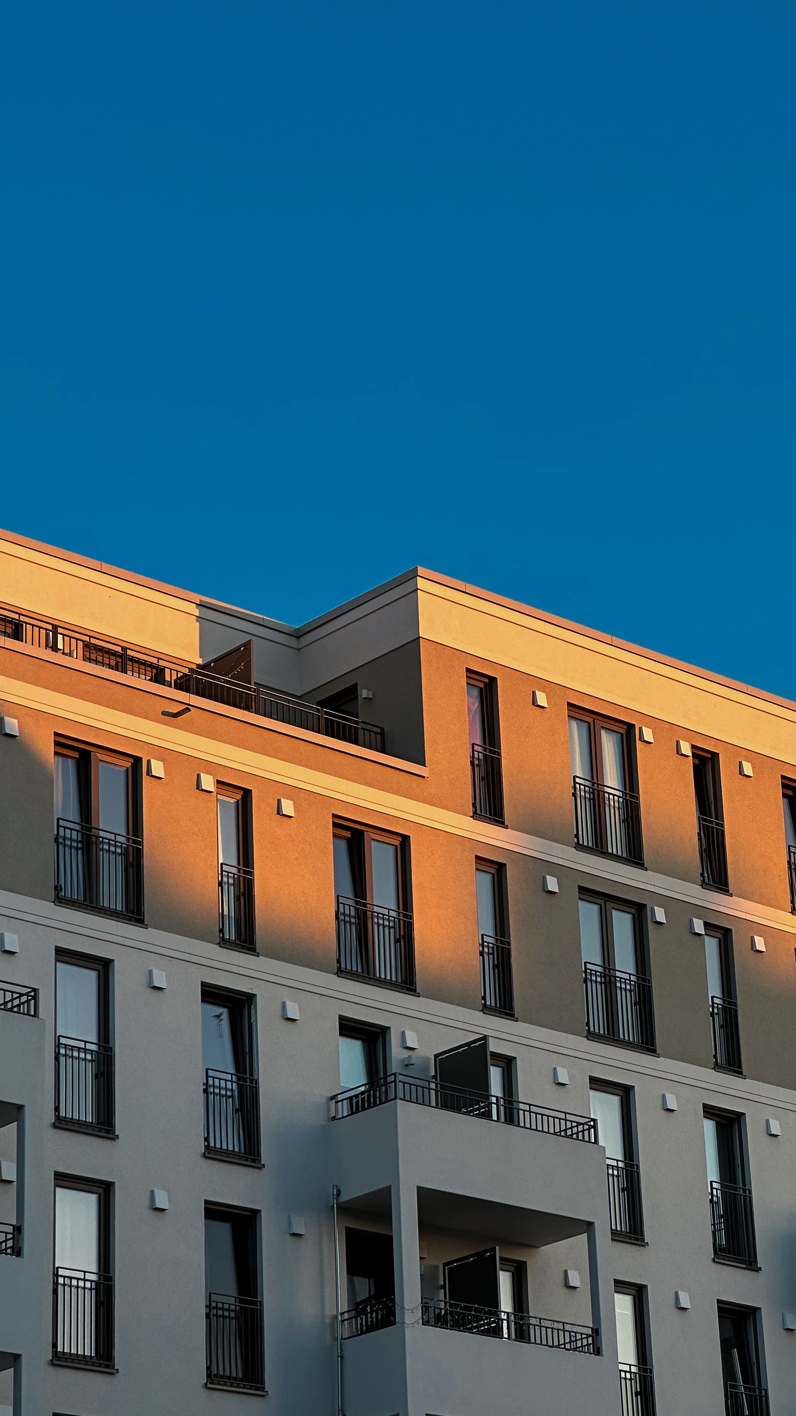 Wohngebäude im warmen Abendlicht