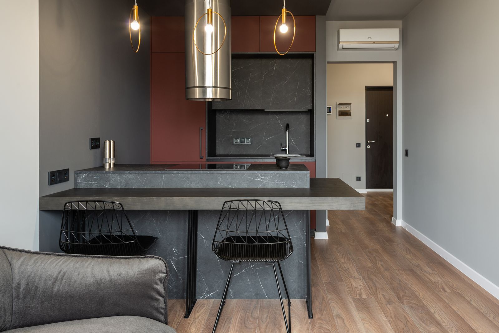 Helle, modern renovierte Küche mit Essbereich