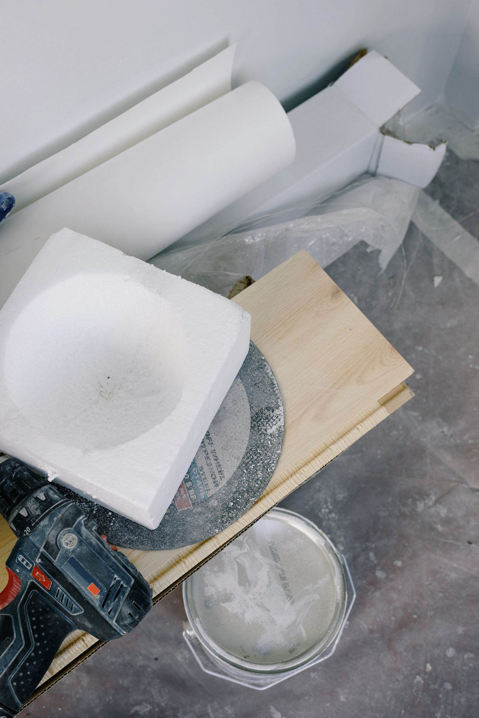 Werkzeuge und Materialien für eine Wohnungsrenovierung