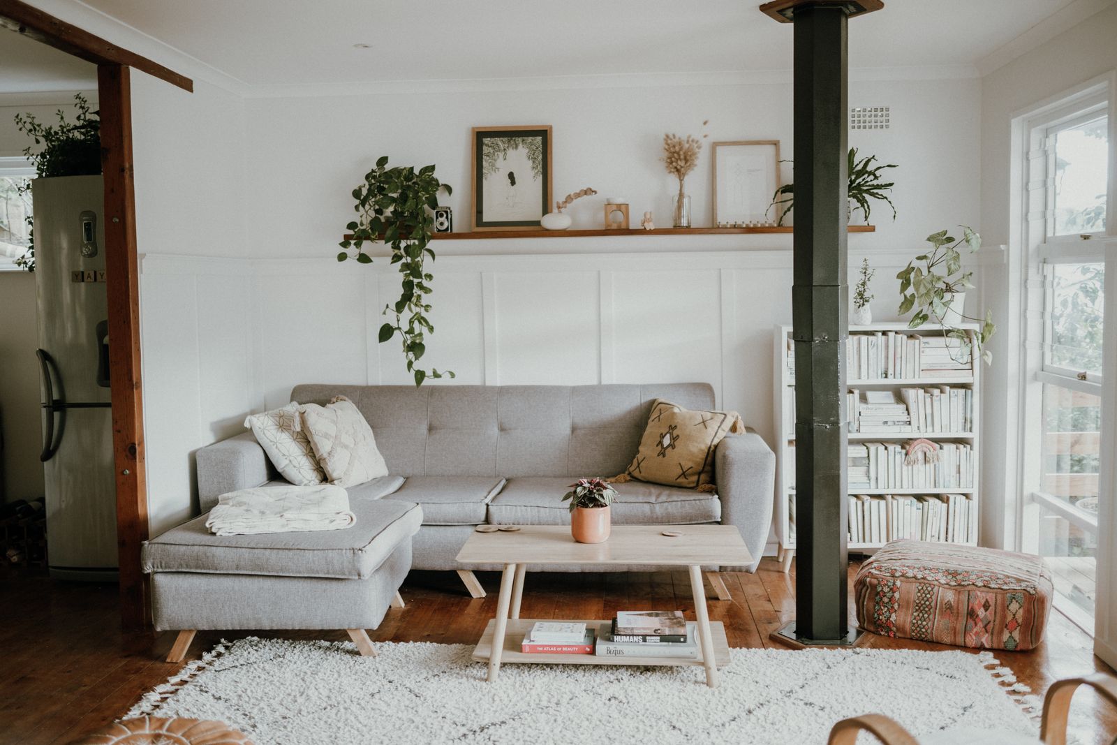 Modernes, ruhig eingerichtetes Wohnzimmer